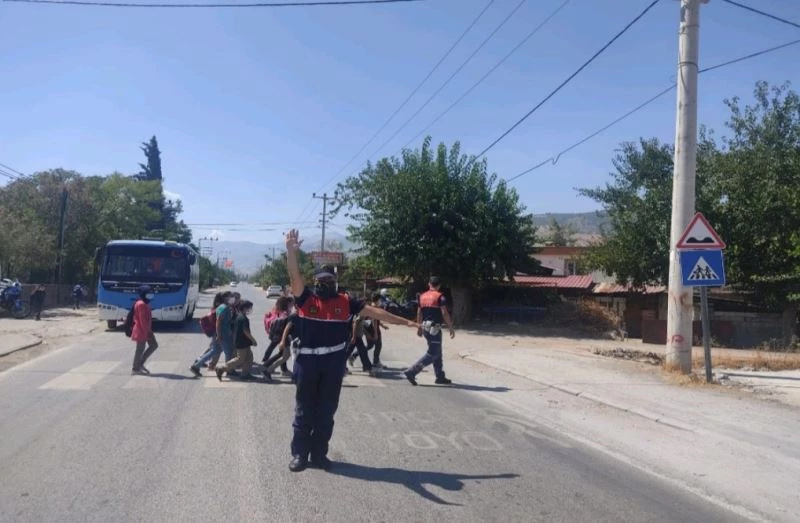 Jandarmadan okul ve yaya geçitlerine denetim

