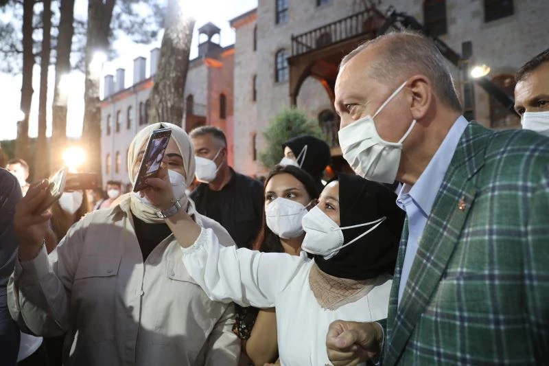 Cumhurbaşkanı Erdoğan şiir gecesinde gençlerin sorularını yanıtladı
