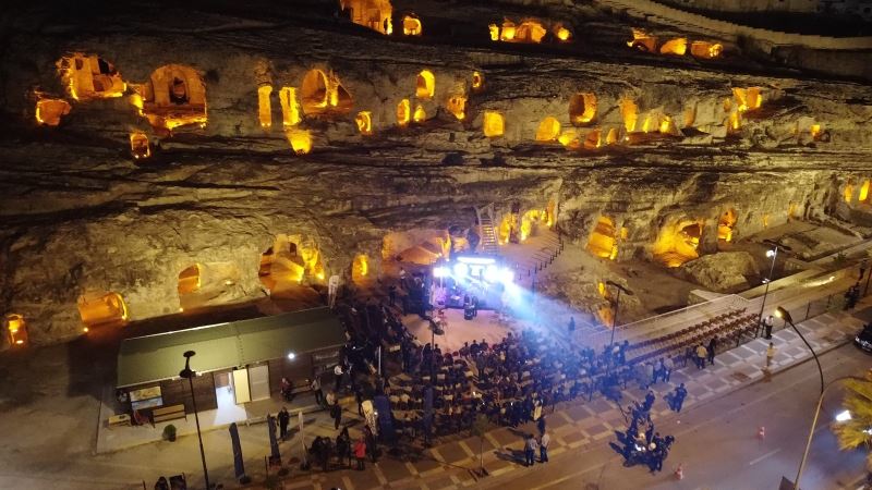 Şanlıurfa kaya mezarlığında Melek Mosso konseri

