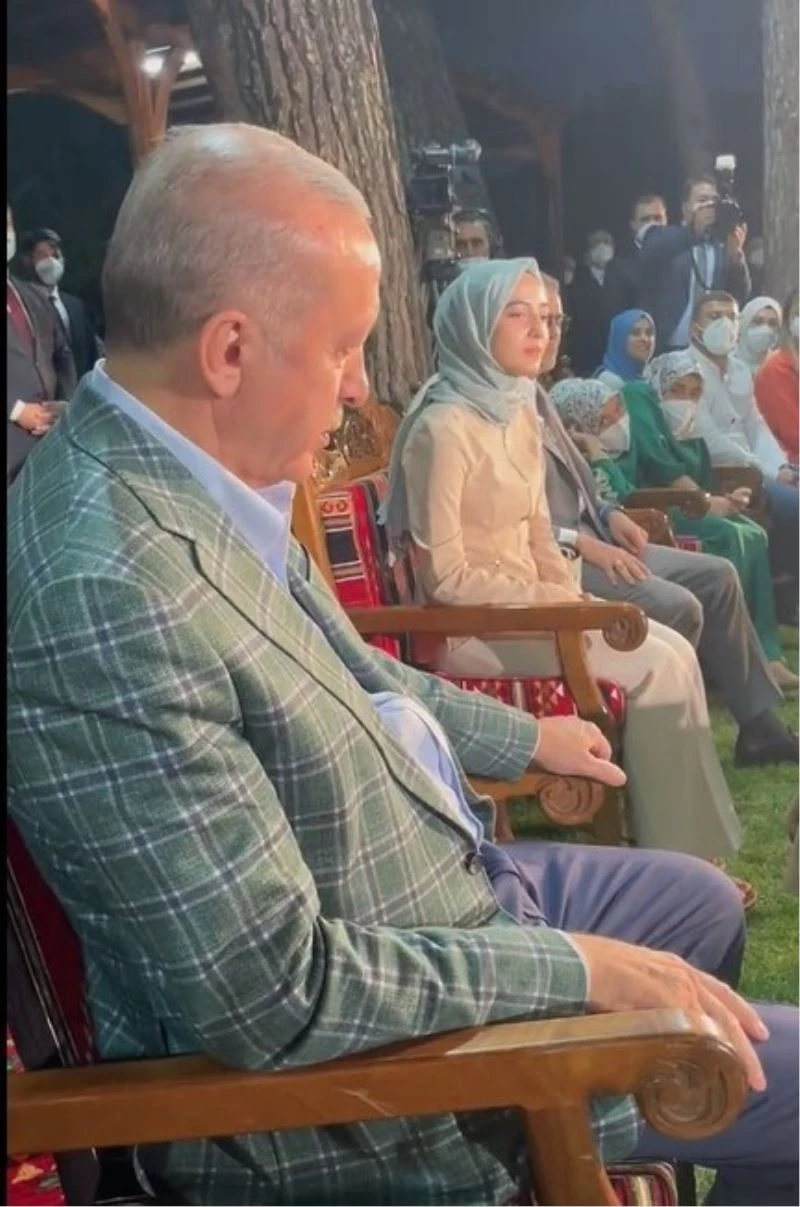 Cumhurbaşkanı Erdoğan, şiirini dinlerken gözyaşlarını tutamadı
