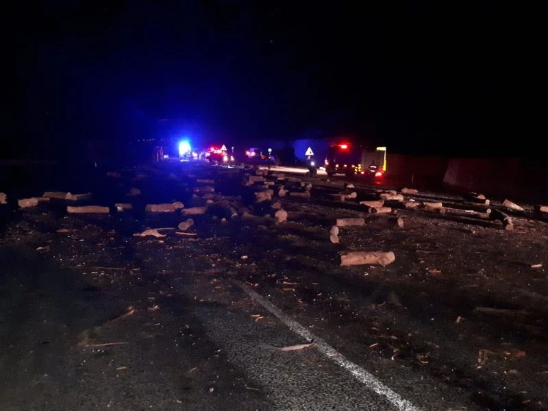 Devrilen tırın dorsesindeki odunlar ikinci bir kazaya neden oldu: 4 yaralı
