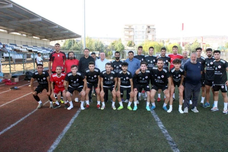 Elbeylisporlu futbolculara tanışma yemeği

