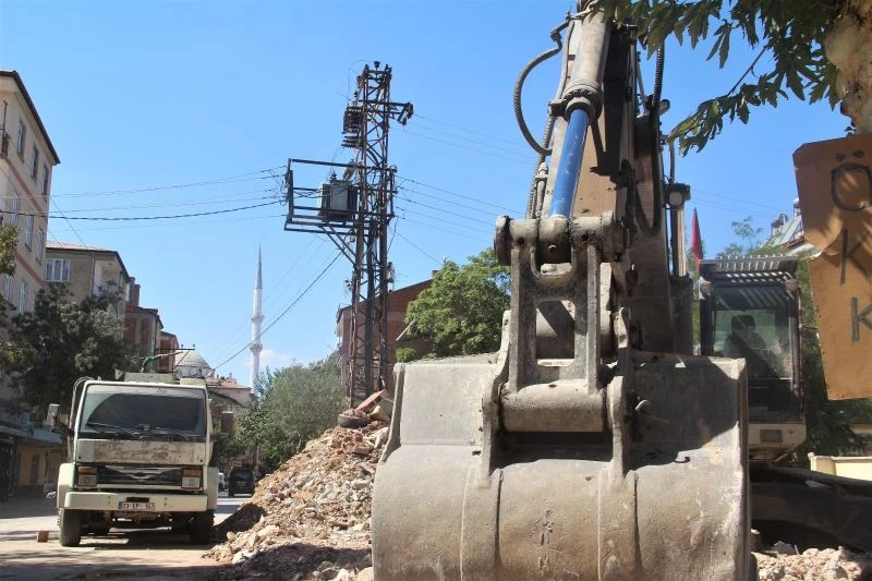 Elektrik tellerinin evlerle iç içe olması ağır hasarlı bina yıkımlarını engelliyor
