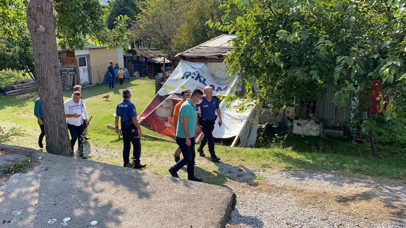 Bastıkları evde tüfekle vuruldular
