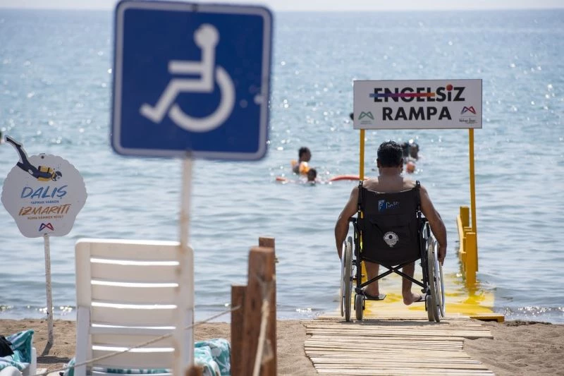 Mersin’de plajlara 10 yeni engelsiz rampası daha yerleştirildi
