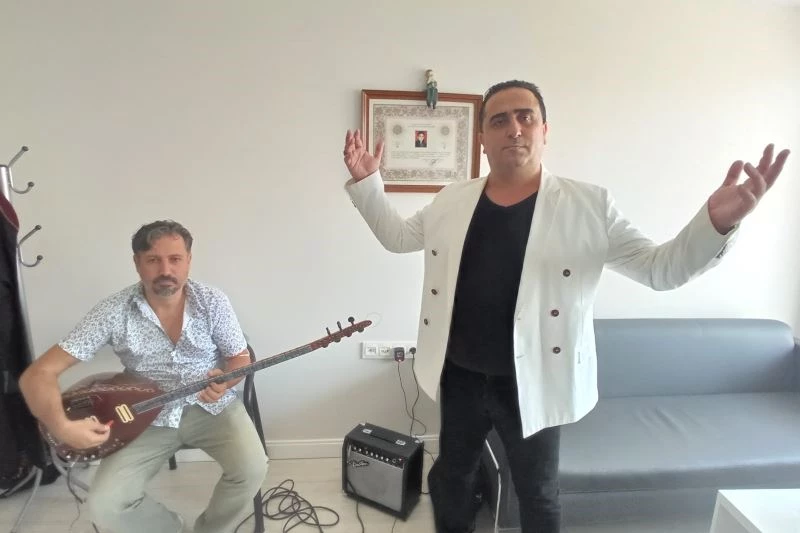 Hakimliği bırakan türkücü avukat Yargıtay’da sıra beklerken türkü yazdı
