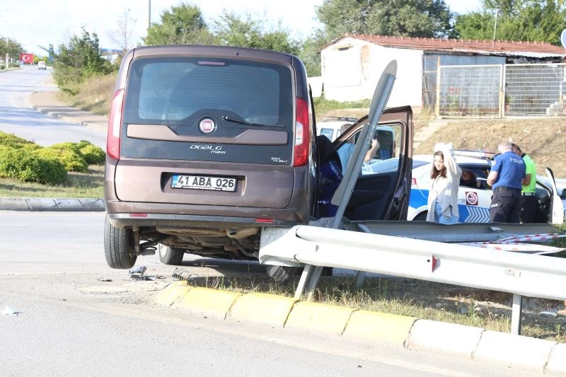 Otomobille çarpışan hafif ticari araç bariyerin üzerinde asılı kaldı: 2 yaralı

