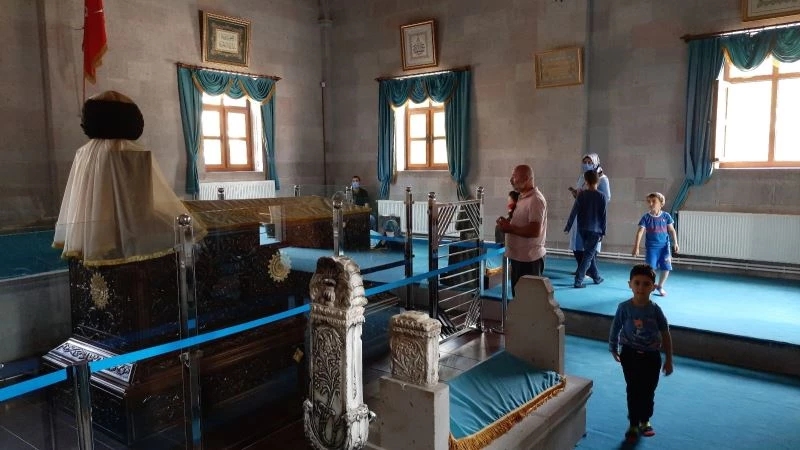 Harakani Türbesi’ne ziyaretçi akını
