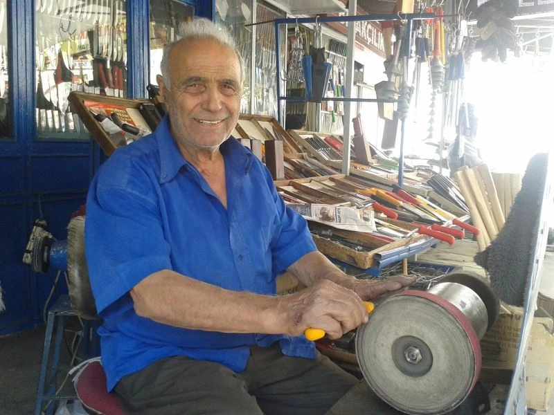 40 yıldır bıçak bileyerek geçimini sağlıyor
