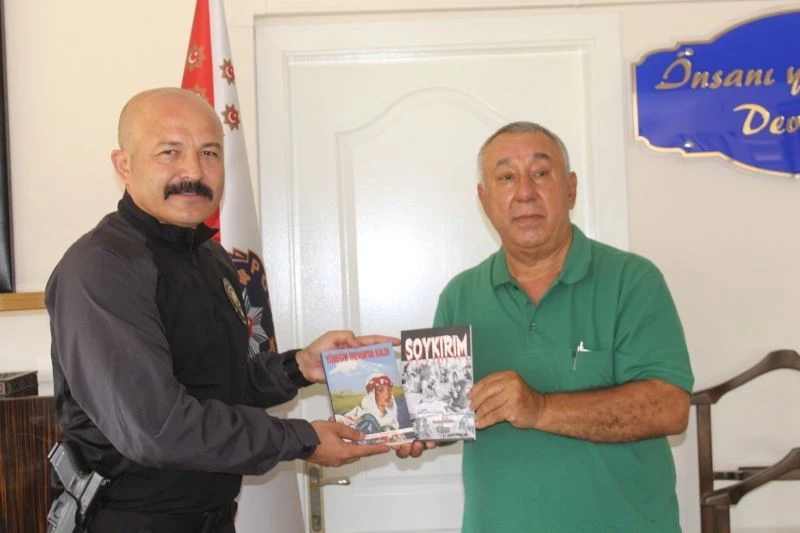 Ünsal, “Soykırım” ve “Yüreğim Erivanda kaldı” romanını emniyet müdürüne hediye etti
