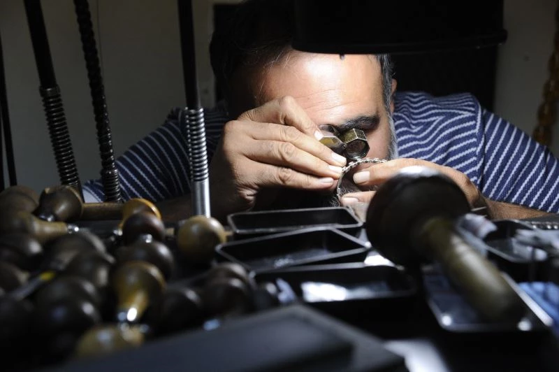 Yeni nesil yetişmiyor, pırlanta mıhlama sanatı tarih oluyor
