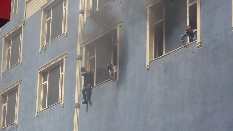 Muş’ta itfaiyenin yetersiz kaldığı yangında kurs merkezinde can pazarı
