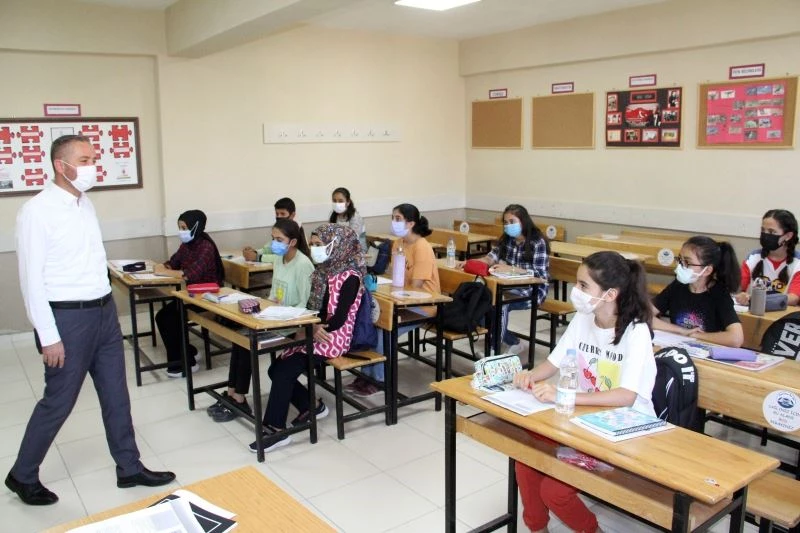 Ağrı Milli Eğitim Müdürü Kökrek, Tutak İlçesindeki okulları inceledi
