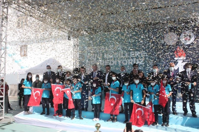 Mezun olduğu okul yıkılınca yeniden inşa etti
