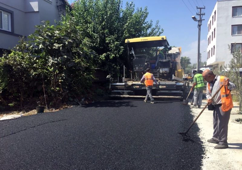 Akdeniz’de asfalt yama ve yol açma çalışmaları sürüyor
