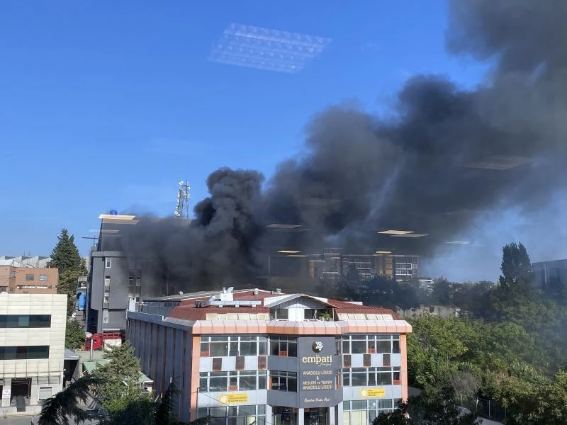 Bahçelievler’de bulunan bir fabrikada bilinmeyen bir nedenle yangın çıktı. Olay yerine itfaiye ve polis ekipleri sevk edildi.
