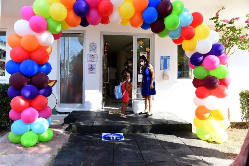 Kreşe başlayan çocukların ateşi ölçüldü, çantaları sterilize edildi
