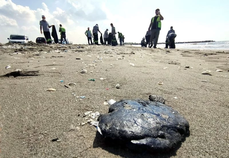 Mersin sahiline vuran petrol atıkları temizlendi
