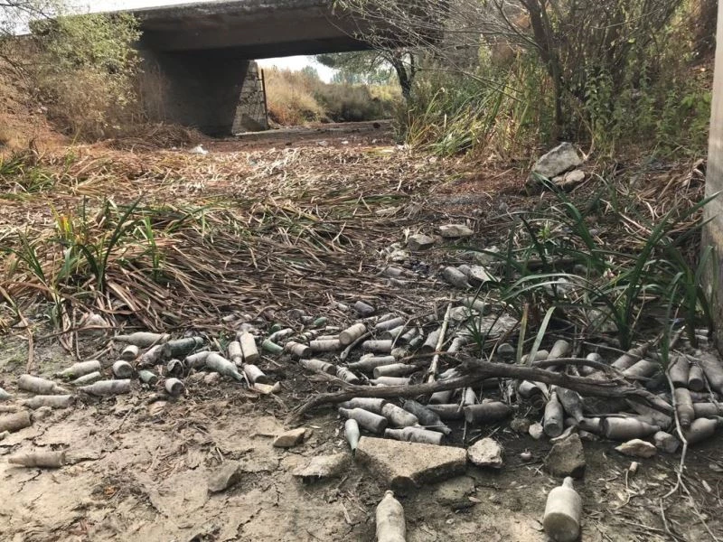 Kanalın suyu kesilince çirkin görüntüler ortaya çıktı
