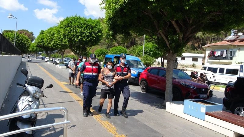 İran uyruklu göçmenleri tekne ile kaçırmaya çalışan 4 şüpheli adliyede
