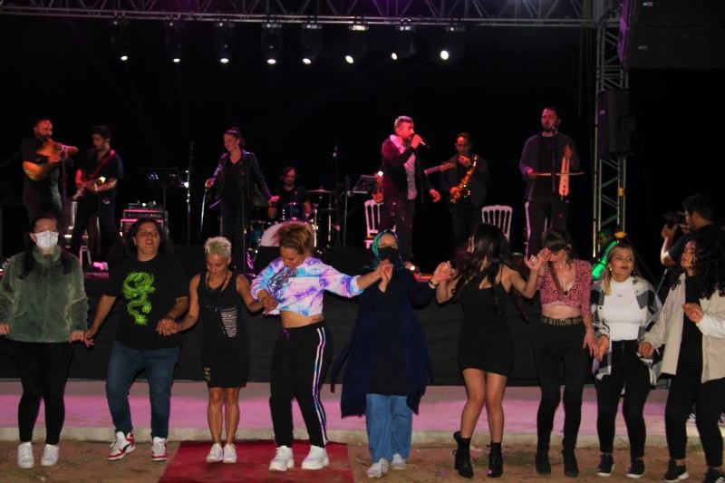 Tulumun ve kemençenin sesini duyan horona koştu
