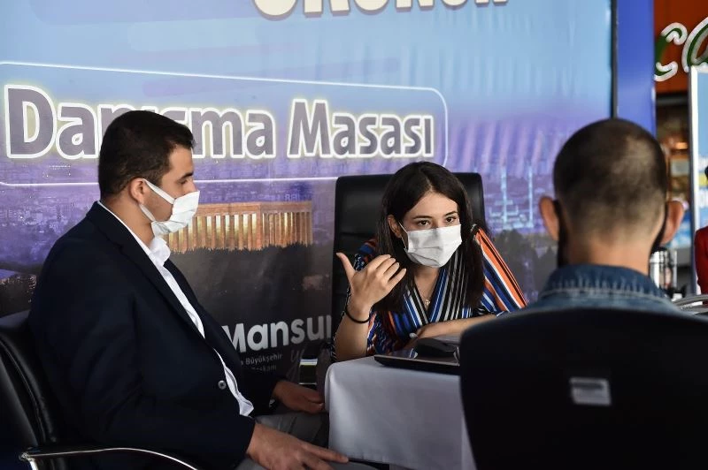 Ankara Büyükşehir üniversite öğrencilerini danışma masasında karşılıyor
