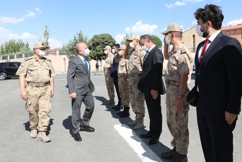 Ağrı Valisi Varol’dan İl Jandarma Komutanlığına ziyaret
