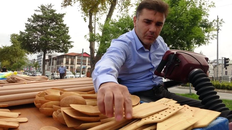 El emeği ahşap ürünleri yaparken ’engelleri’ aşıyor
