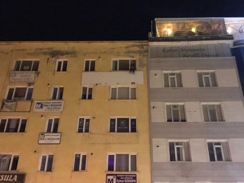 5’inci katta çıkarak intihar kalkışan şahsı eşi vazgeçirdi
