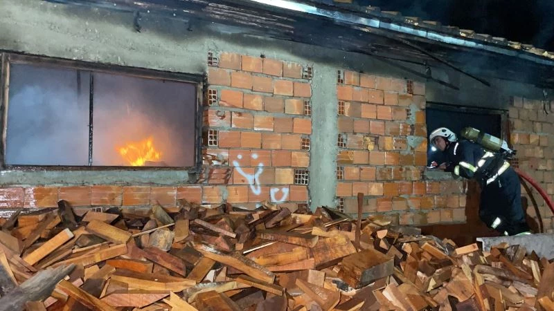 Kömür imalathanesindeki yangını söndürme çalışmaları sürüyor
