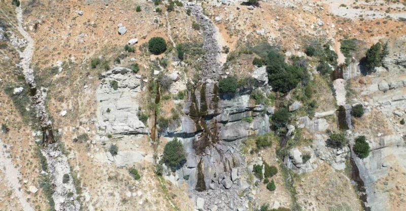 Antalya’nın 3024 rakımlı Akdağ eteklerinde bulunan Uçarsu Şelalesi kurudu
