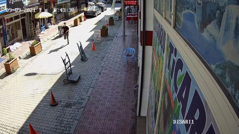 Van’da dükkandan telefon çalan hırsız güvenlik kameralarına yakalandı
