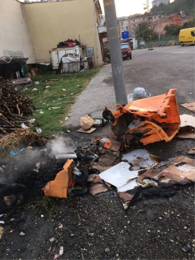 Kastamonu’da çöp kutularını ateşe verdiler
