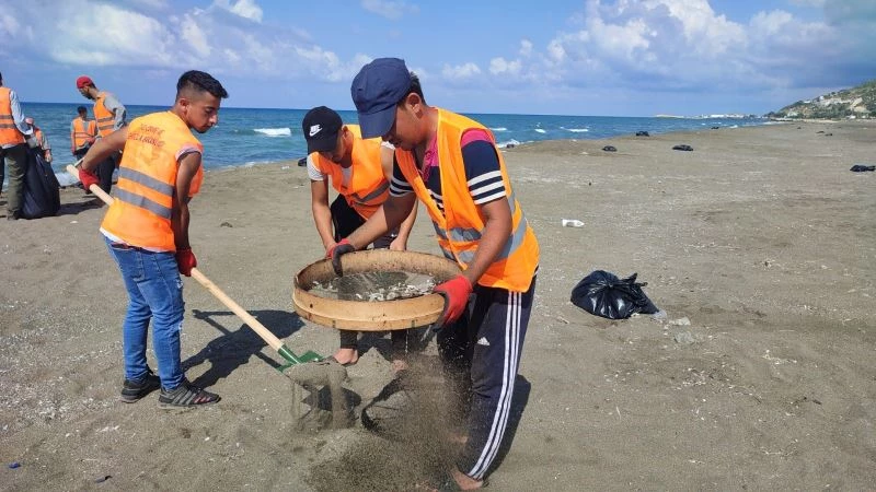 Petrol atıkları sahilde tırmık ve elek ile temizleniyor
