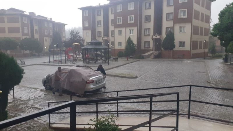 Çorum’da dolu yağdı, araçları böyle korudular
