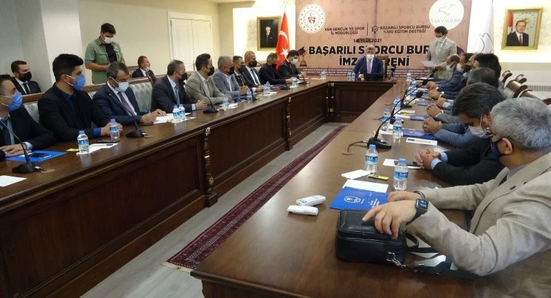 Van’da özel okullardan başarılı sporculara ücretsiz burs
