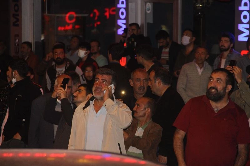 Balkondaki intihar girişimini film gibi izleyip telefonları ile görüntülediler
