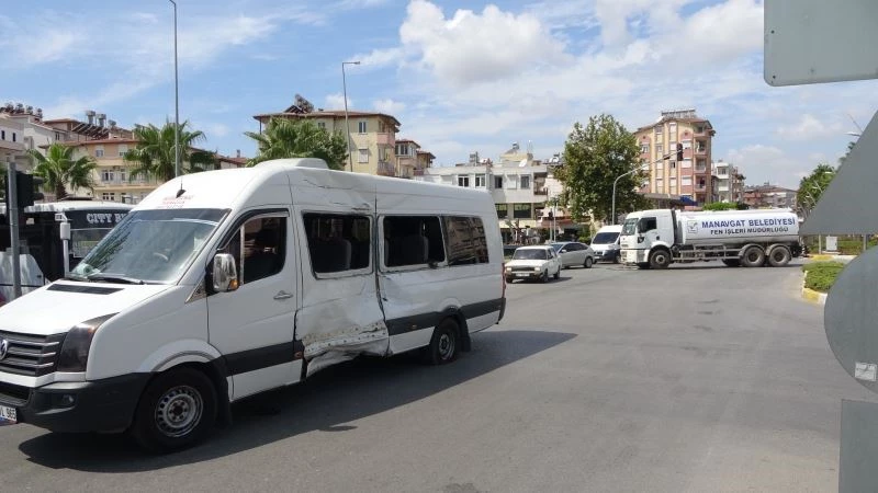 Yangına su götüren su tankeri otel servisiyle çarpıştı: 4 yaralı
