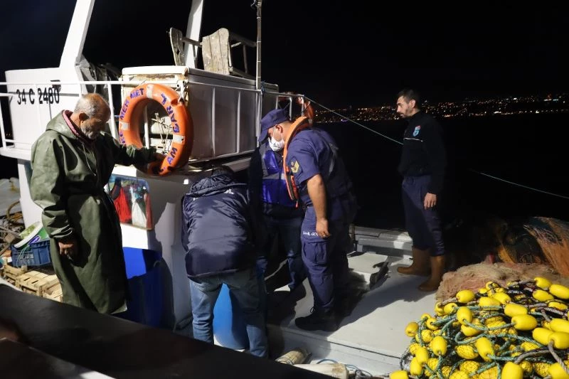  İstanbul Boğazı ve Gürpınar Su ürünleri Hali’nde balık boyları denetlendi
