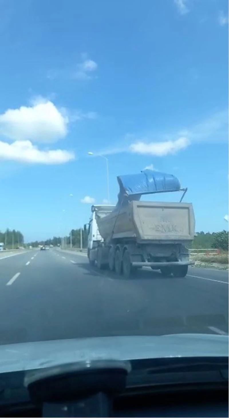 (Özel) Şile yolunda kamyonun kasasından dökülen parçalar paniğe neden oldu
