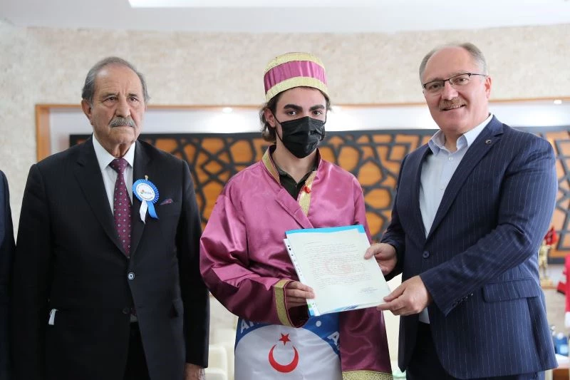 Yılın kalfası ve çırağı kaftanını giydi
