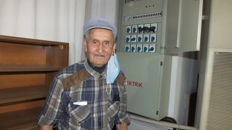 Burhaniye’de Nuri dedeye alkış
