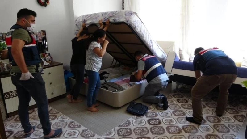 Teslim edeceği silahlarla parkta yakalanan kadın kurye neye uğradığını şaşırdı
