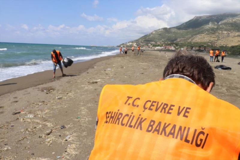 Hatay sahillerinde Suriye kaynaklı petrol sızıntısının temizlik çalışmaları sürüyor