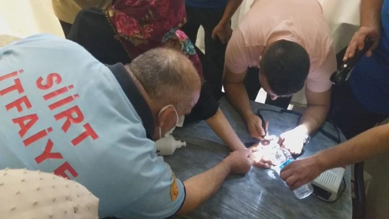 17 yaşındaki kızın parmağına sıkışan yüzük, itfaiye ekiplerinin çalışması ile çıkarıldı
