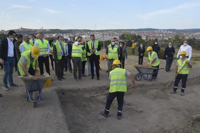8 bin yıllık geçmişe ışık tutacak Tavşanlı Höyük’te ilk kazı başladı
