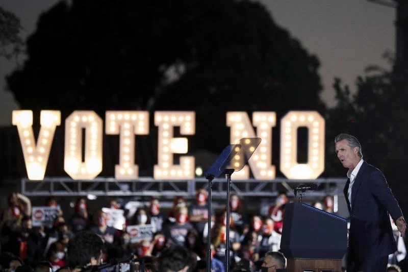 Görevden alınması için referandum yapılan Kaliforniya Valisi Newsom göreve devam edecek
