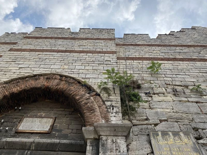 (Özel) Fatih Sultan Mehmet’in ordusunun İstanbul’a girdiği kapı madde bağımlıları ve evsizlere mesken oldu
