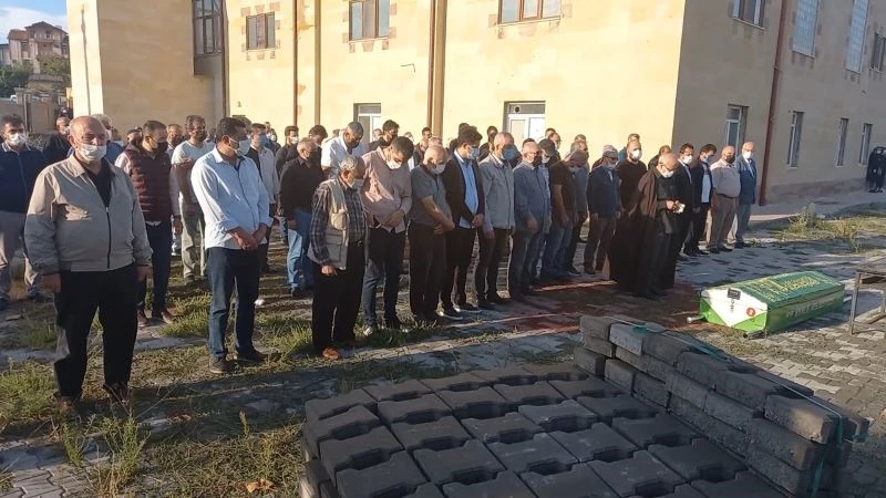 Aşı yaptırmayan sağlık memuru virüse yenik düştü
