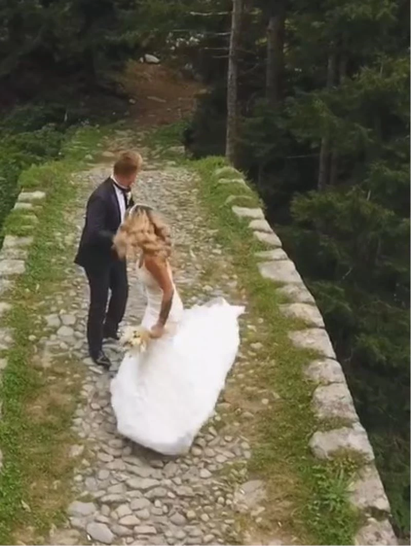 Köpeğin kovaladığı gelin ve damadın zor anları
